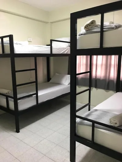 Lit dans un dortoir de 4 lits — Holiday Phangan - Hostel & Bar
