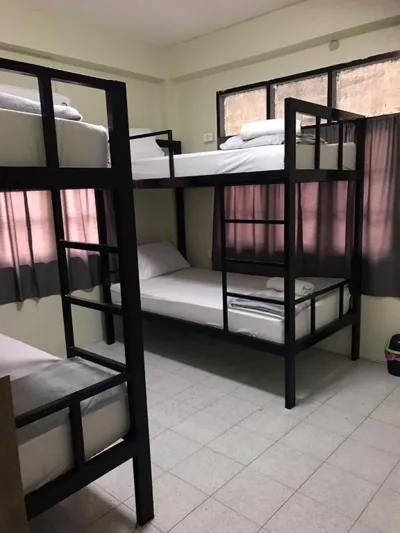 Lit dans un dortoir de 4 lits — Holiday Phangan - Hostel & Bar